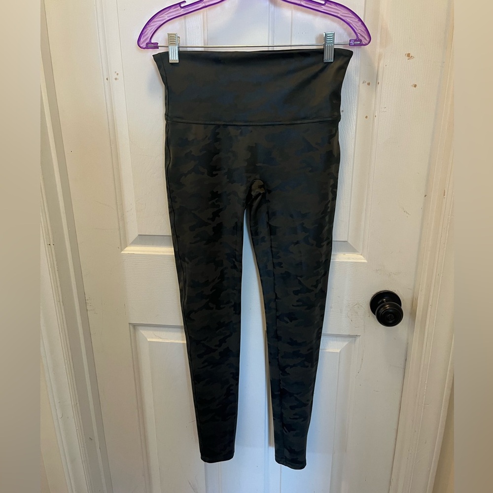 LIKE NEW Spanx Green Camo Leggings - Sz Large